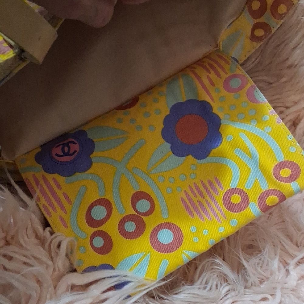 CHANEL Yellow and Purple Floral Tote (STRAP IS BROKEN PROJECT BAG!) - Picture 16 of 16